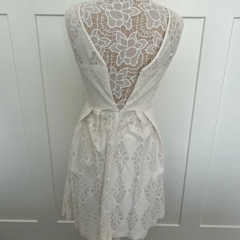 Elegant White Lace Dress - Picture 4 of 5